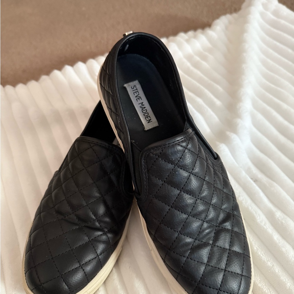 Steve Madden Black Quilted Flats Slip-On